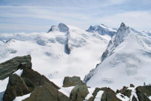 le Fluchthorn à gauche, le Strahlhorn au centre et le Rimpfischhorn à droite