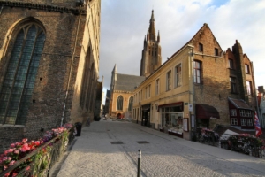le clocher de l’Église Notre-Dame (Onze-Lieve-Vrouwekerk)