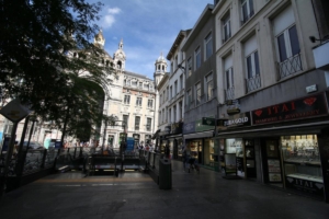 Anvers: la gare et une rue du quartier des quartiers des diamantaires