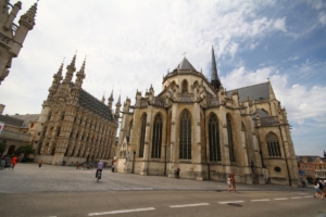 Grote Markt, église Saint-Pierre et mairie
