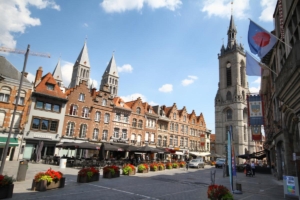 Tournai : place centrale et beffroi