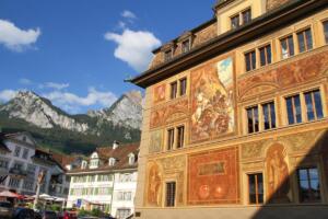 Rathaus de Schwytz et en arrière plan les Mythen