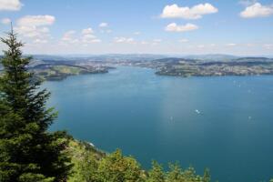 Lac des Quatre Cantons (Lucerne au fond)