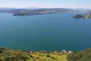 Lac des Quatre Cantons (tout en bas, la station inférieure du funiculaire)