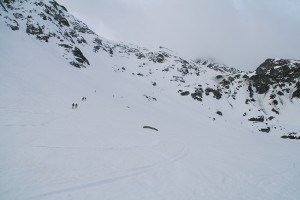 du monde dans la montée    