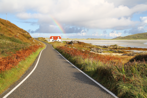 sur la route vers l'aéroport de Barra sur la plage de Traigh Mhòr