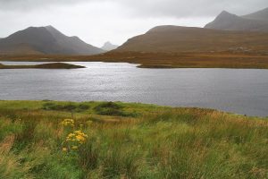sur une petite route au pied du Stac Pollaidh