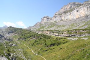Felshore et route pour la Gemmi