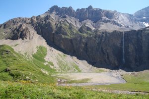 plateau du Rottal avec une belle chute du Gältebach (avec les Hahneschritthore)
