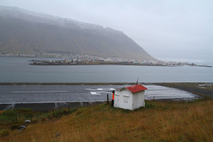 Ísafjörður depuis l'autre côté du fjörd Skutulsfjörður