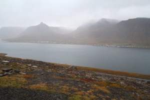 Súðavík depuis l'autre côté du fjörd Álftafjörður