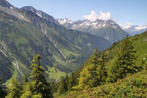 Le Bristen (dans les nuages) et le Maderarntal