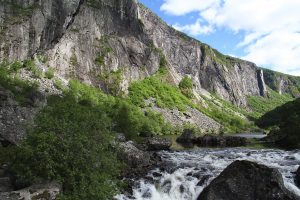 au bord de la route 7 dans les gorges près des Vøringfossen