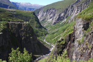 au bord de la route 7 dans les gorges près des Vøringfossen