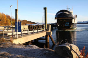Fiskebøl : arrivée du ferry pour Melbu