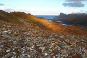 en montant de Nonstinden : vue sur Bleik