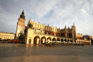Cracovie : Sukiennice et la tour de l'hôtel de ville
