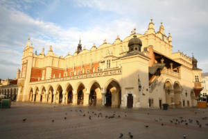 Cracovie : Rynek et Sukiennice (Arcades de marché de style Renaissance)