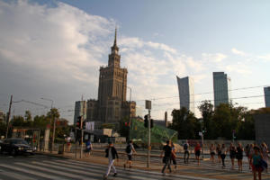 Varsovie : Palais de la culture et de la science depuis la rue Marszałkowska