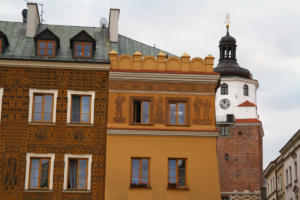 Lublin :  façades sur le Rynek et porte de Cracovie