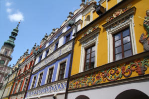 Zamość :  les maisons arméniennes sur le Rynek et l'hôtel de ville