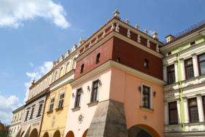 Tarnów : maisons bordant le Rynek