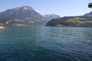 le Fronalpstock depuis le bord du lac des Quatre-Cantons