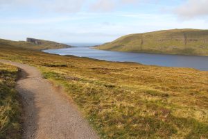randonnée au bord du lac Sørvágsvatn et vers la « falaise des esclaves » (Trælanípan)