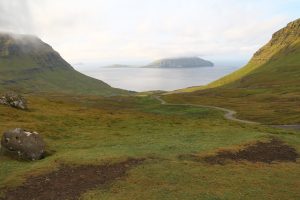 vue sur Norðradalur et l'île de Koltur