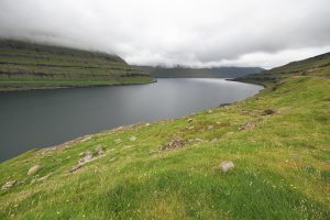 sur la route vers Funningsfjørður (en face la route vers Elduvík)