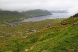 Oyndarfjørður (à gauche) et Hellur (à droite)