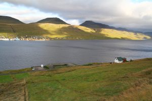 sur la route n°15, au bord du Skálafjørður