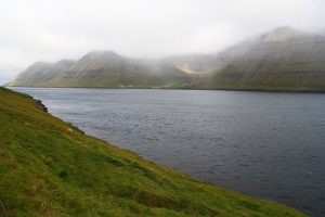 au bord de la route que traverse Kalsoy (vue sur l'île de Kunoy)