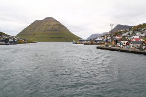 vue sur l'île de Kunoy depuis le port de Klaksvík 
