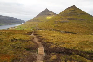 montée au Klakkur au-dessus de Klaksvík