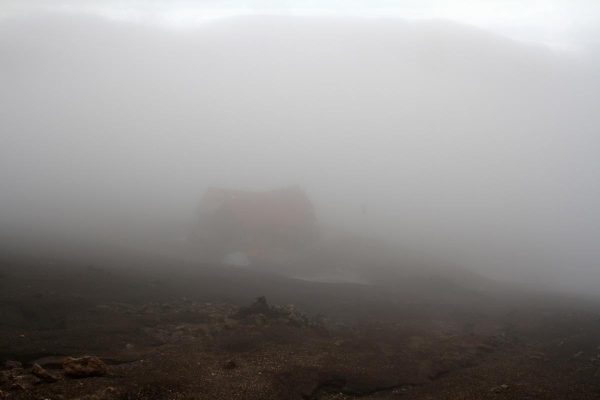 le refuge d'Hrafntinnusker dans le brouillard
