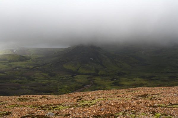 au loin on distingue le lac Alftavatn et son refuge 