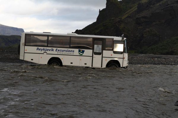 le bus local traverse le gué