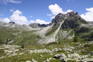 le sommet du Toûno (au centre sous le nuage)
