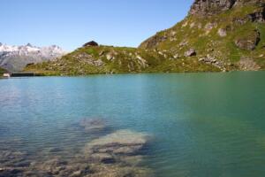 le lac et la cabane de Louvie